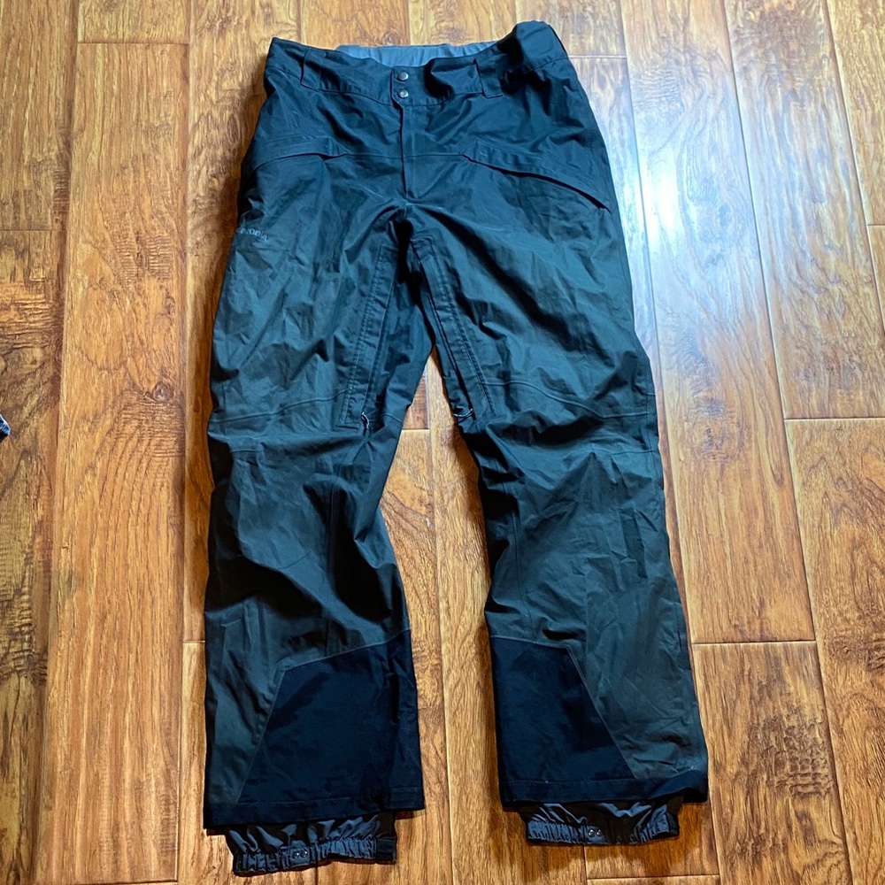 Patagonia Men's large Black and gray snowboard Pants